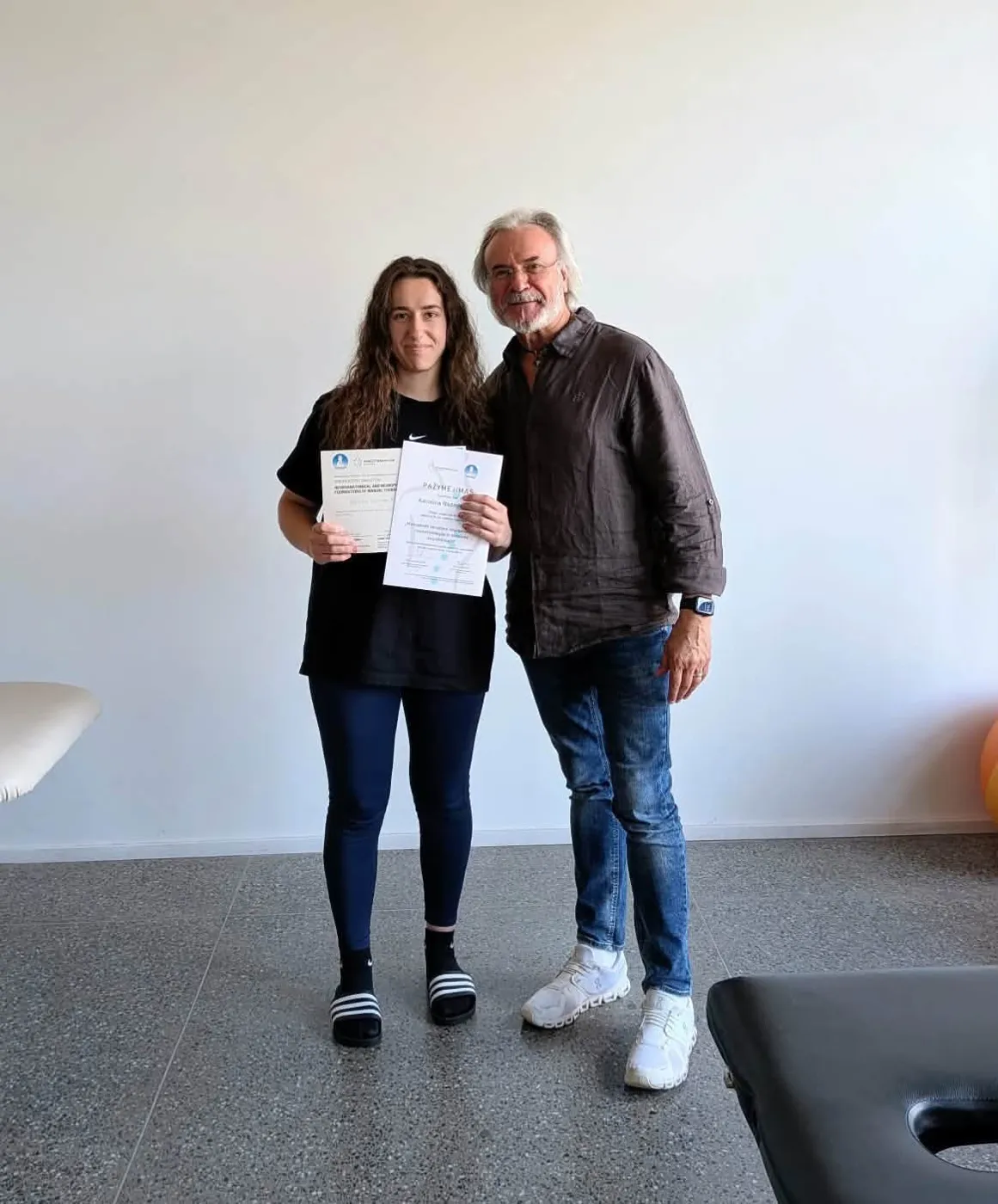 Kineziterapeutė Karolina Razminaitė su seminaro pažymėjimu ir prof. Juan José Boscà