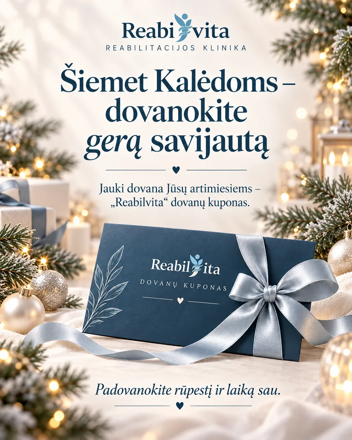„Reabilvita“ dovanų kuponas Kalėdoms – vokas su kaspinu tarp kalėdinių dekoracijų, užrašas „Šiemet Kalėdoms – dovanokite gerą savijautą“