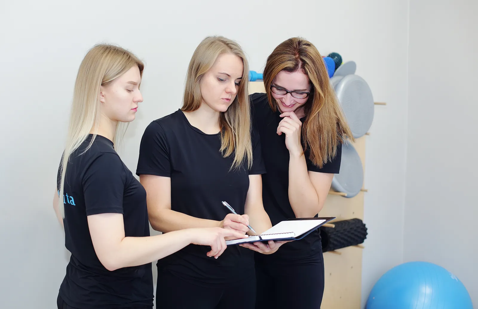 Kineziterapeutės aptaria paciento reabilitacijos planą